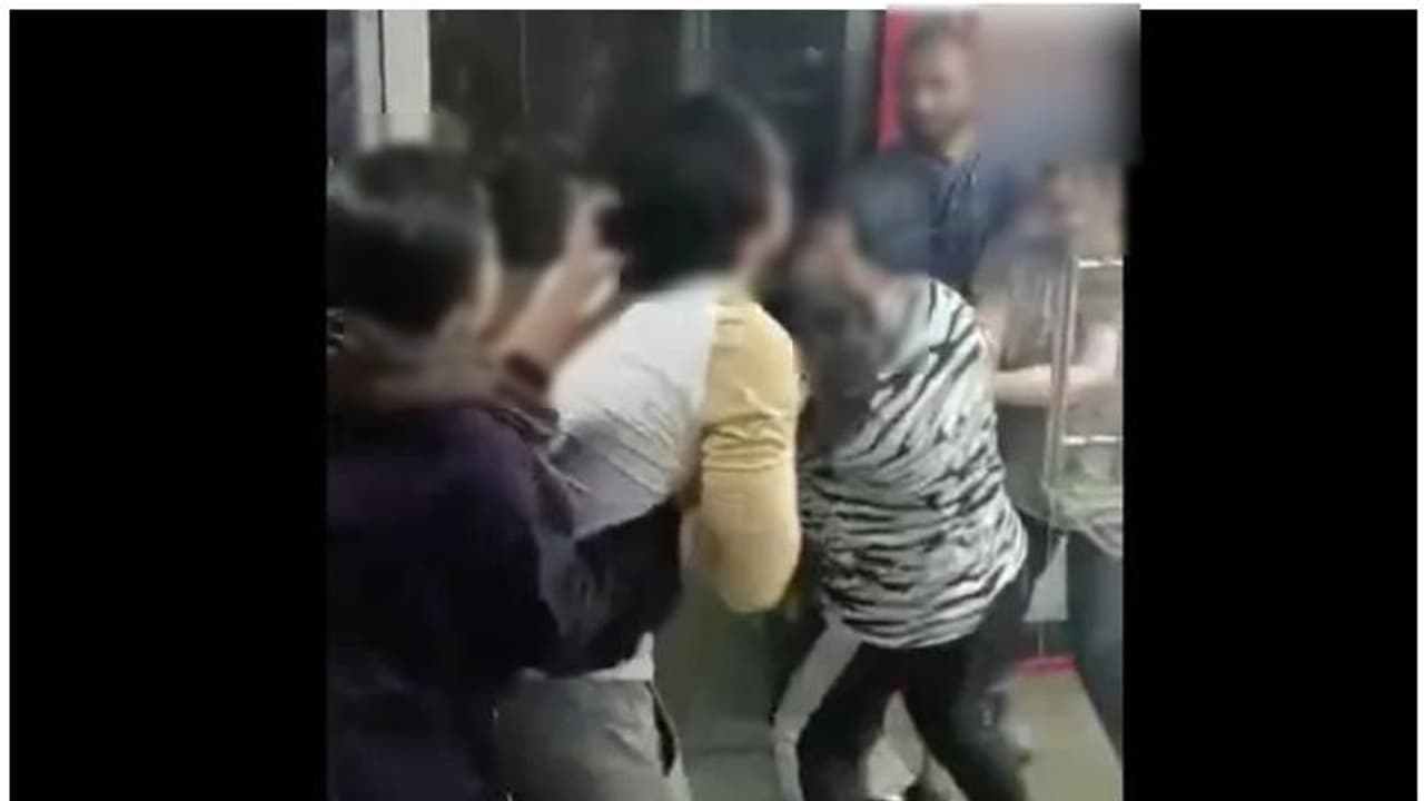 ഭർത്താവിനോട് രഹസ്യബന്ധം എന്ന് സംശയം, ജിംനേഷ്യത്തിലെത്തി യുവതിയെ ചെരുപ്പുകൊണ്ട് മർദ്ദിച്ച് ഭാര്യ