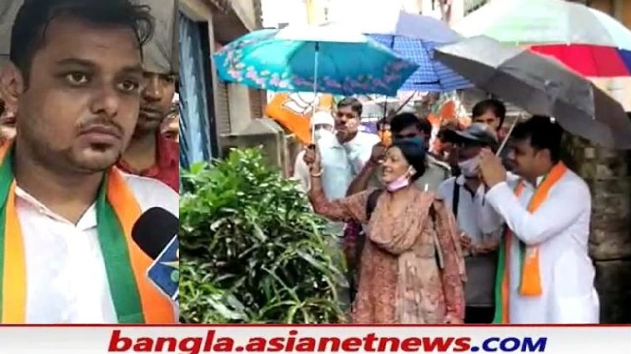 ভোটের প্রচারে বেরিয়ে মনীশ শুক্লার বাড়িতে BJP প্রার্থী জয়, প্রয়াত নেতার বাবা মায়ের নিলেন আশীর্বাদ ভোটের প্রচারে বেরিয়ে মনীশ শুক্লার বাড়িতে BJP প্রার্থী জয়, প্রয়াত নেতার বাবা মায়ের নিলেন আশীর্বাদ