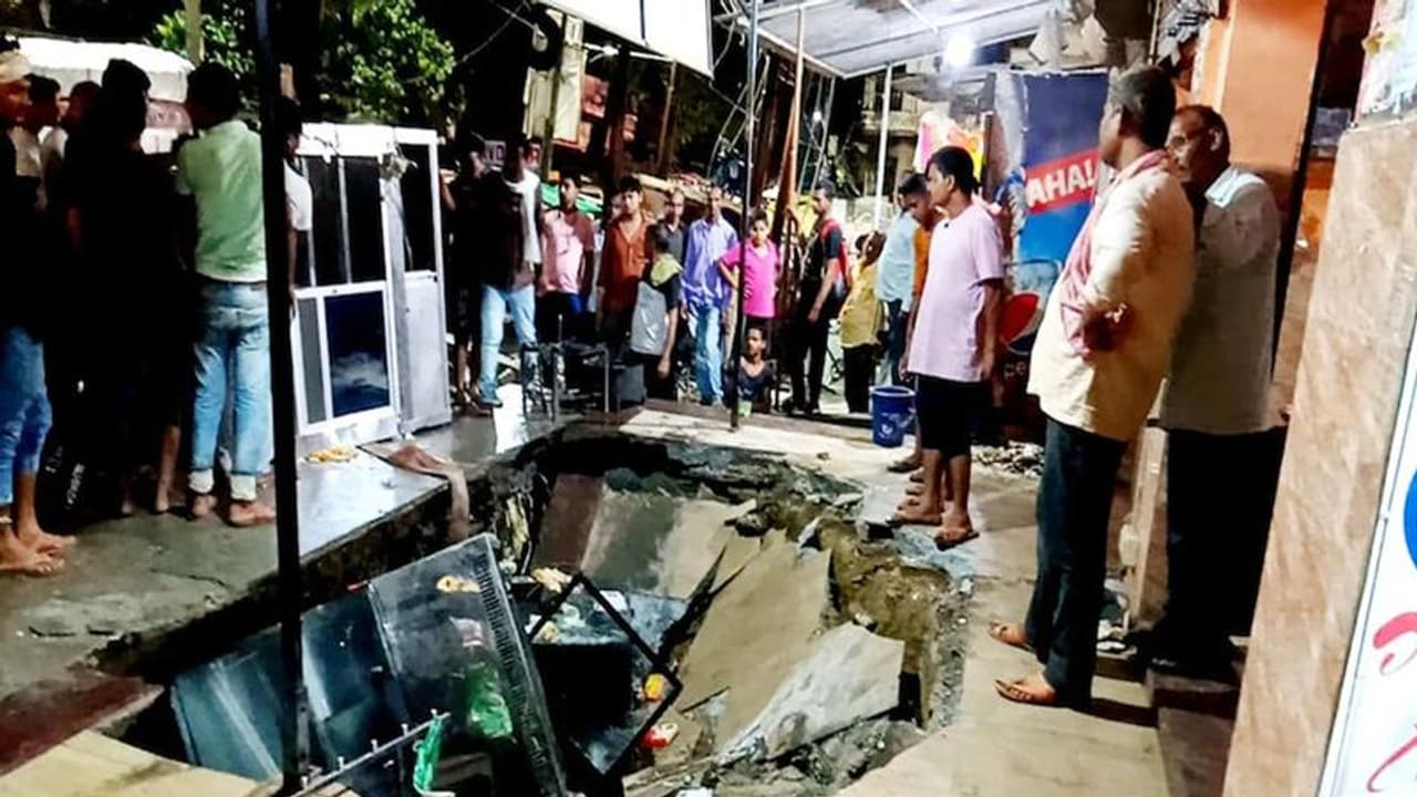 जब अचानक धंसने लगी जमीन, 10 से 15 फीट तक समां गए दर्जनों लोग, देखते ही देखते मचा हाहाकार जब अचानक धंसने लगी जमीन, 10 से 15 फीट तक समां गए दर्जनों लोग, देखते ही देखते मचा हाहाकार
