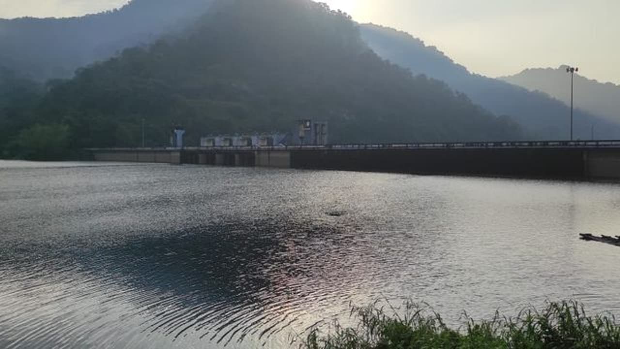 മഴ ഭീഷണി തുടരുന്നു, ഇടുക്കി ഡാമിൽ വെള്ളം നിറയുന്നു, ഓറഞ്ച് അലർട്ട് പ്രഖ്യാപിച്ചു; 2383.53 അടി എത്തിയാൽ റെഡ്