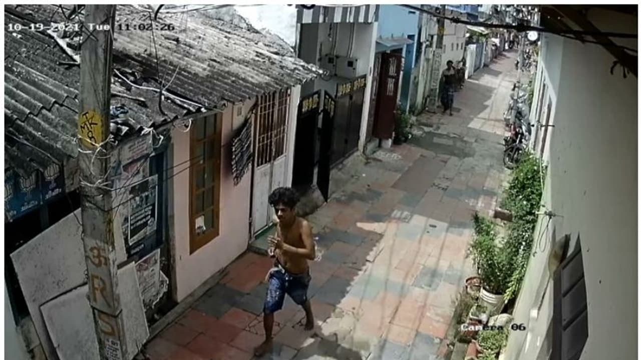 പൊലീസിന് നേരെ ബോംബ് എറിഞ്ഞു, കഞ്ചാവ് സംഘം രക്ഷപ്പെടുന്ന സിസിടിവി ദൃശ്യങ്ങൾ പുറത്ത് പൊലീസിന് നേരെ ബോംബ് എറിഞ്ഞു, കഞ്ചാവ് സംഘം രക്ഷപ്പെടുന്ന സിസിടിവി ദൃശ്യങ്ങൾ പുറത്ത്