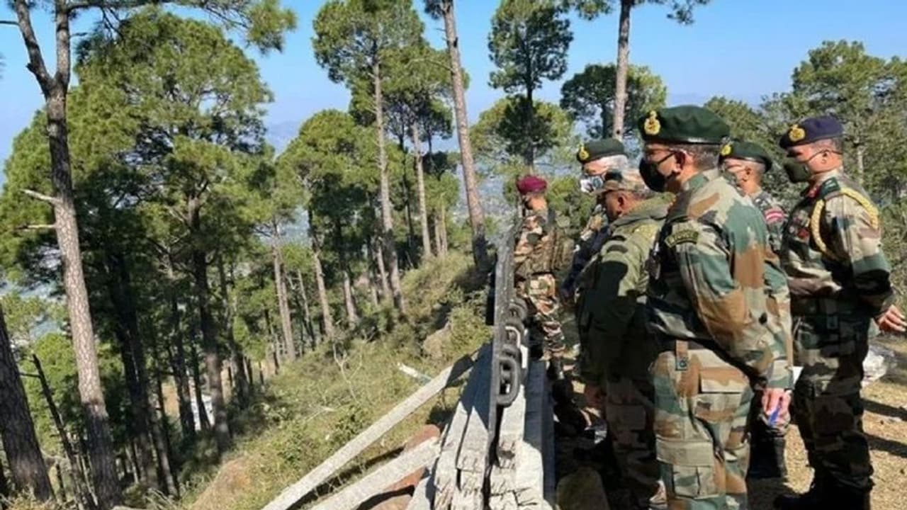 आतंकियों के खिलाफ सेना का एक्शन, आर्मी चीफ नरवणे ने राजौरी की फॉरवर्ड पोस्ट का किया दौरा आतंकियों के खिलाफ सेना का एक्शन, आर्मी चीफ नरवणे ने राजौरी की फॉरवर्ड पोस्ट का किया दौरा