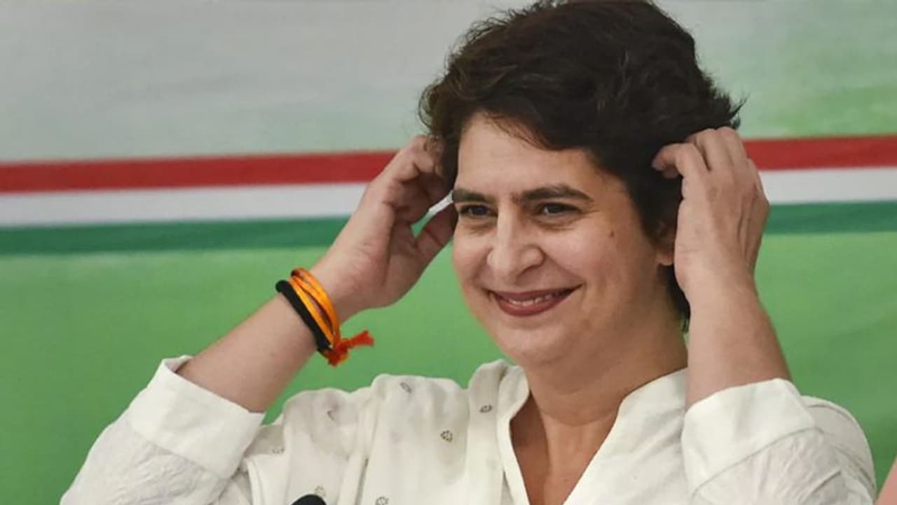 'मेरी बीवी मुझसे संभलती नहीं ' प्रियंका गांधी ने सुनाया जब अमेठी के प्रधान पति का मजेदार किस्सा... 'मेरी बीवी मुझसे संभलती नहीं ' प्रियंका गांधी ने सुनाया जब अमेठी के प्रधान पति का मजेदार किस्सा...