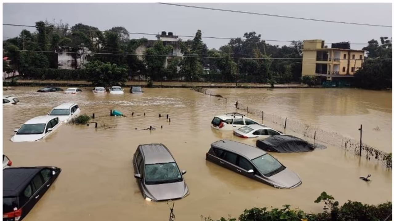 உத்தரகாண்டை புரட்டிப்போட்ட மேக வெடிப்பு... வெள்ளத்தால் வீடுகளை இழந்த குடும்பங்கள்!! உத்தரகாண்டை புரட்டிப்போட்ட மேக வெடிப்பு... வெள்ளத்தால் வீடுகளை இழந்த குடும்பங்கள்!!