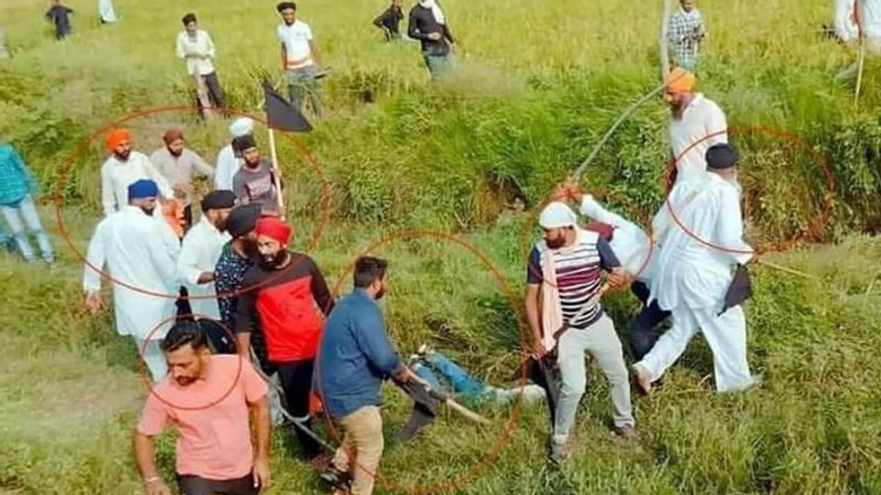 लखीमपुर हिंसा: पुलिस ने जारी की लोगों को पीटते 6 आरोपियों की फोटो, सूचना देने वाले को मिलेगा इनाम लखीमपुर हिंसा: पुलिस ने जारी की लोगों को पीटते 6 आरोपियों की फोटो, सूचना देने वाले को मिलेगा इनाम