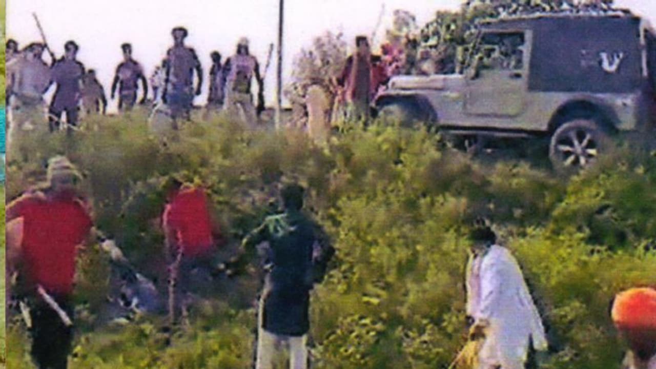 ലഖിംപൂർ ഖേരി; പ്രതികളെ തിരിച്ചറിയാൻ സഹായിക്കുന്നവർക്ക് പാരിതോഷികം, സംശയിക്കുന്നവരുടെ ചിത്രങ്ങൾ പുറത്തുവിട്ടു ലഖിംപൂർ ഖേരി; പ്രതികളെ തിരിച്ചറിയാൻ സഹായിക്കുന്നവർക്ക് പാരിതോഷികം, സംശയിക്കുന്നവരുടെ ചിത്രങ്ങൾ പുറത്തുവിട്ടു