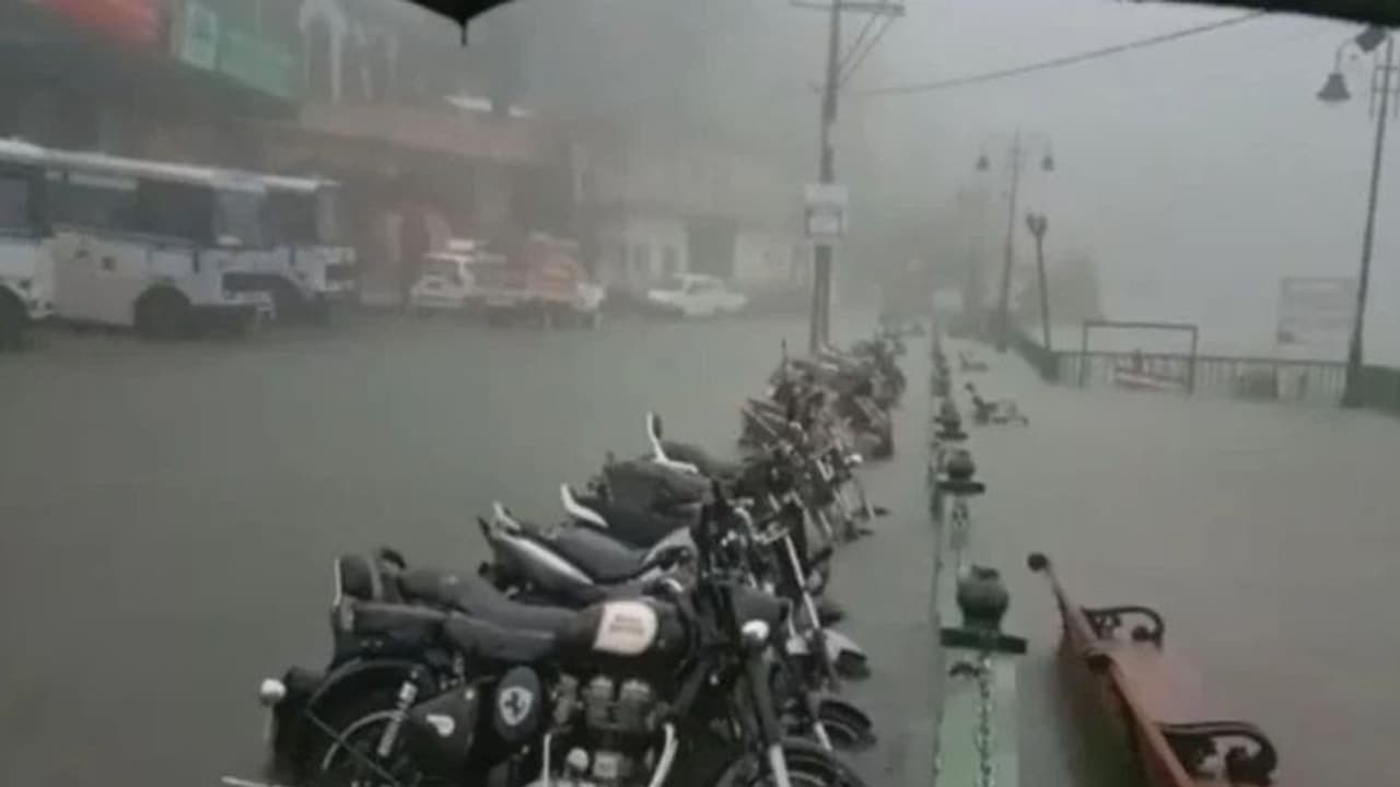 Weather Report: उत्तराखंड में बारिश और भारी बर्फबारी की चेतावनी, ऊंचाई पर न जाने की सलाह