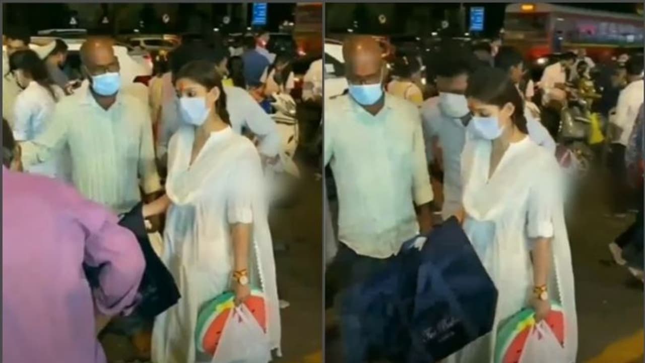 വഴിയോരക്കച്ചവടക്കാരനോട് വിലപേശുന്ന നയന്താര; വീഡിയോ വൈറല് ആക്കി ആരാധകര് വഴിയോരക്കച്ചവടക്കാരനോട് വിലപേശുന്ന നയന്താര; വീഡിയോ വൈറല് ആക്കി ആരാധകര്