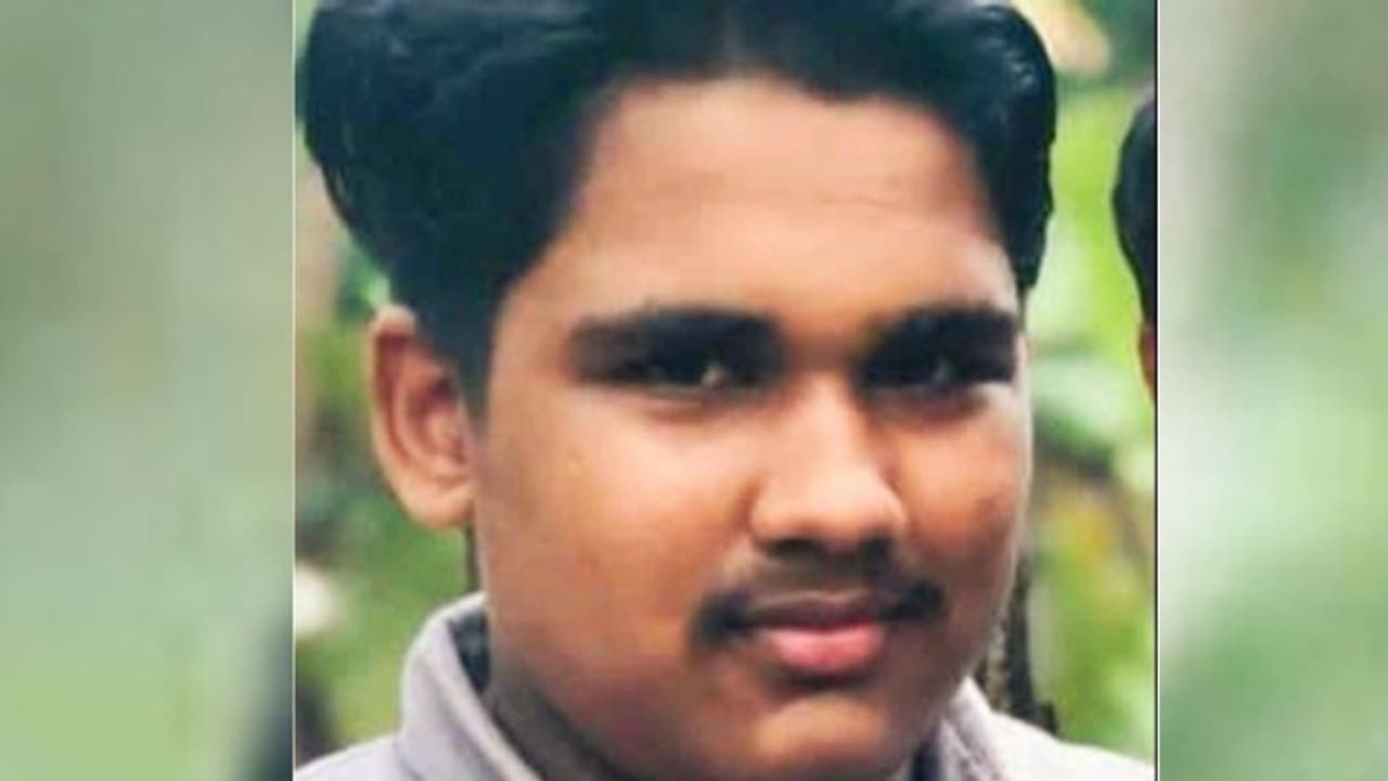 കോഴിക്കോട് കുറ്റ്യാടിക്കടുത്ത് ബൈക്കിന് പിന്നിൽ കാറിടിച്ച് അപകടം: വിദ്യാർഥി മരിച്ചു കോഴിക്കോട് കുറ്റ്യാടിക്കടുത്ത് ബൈക്കിന് പിന്നിൽ കാറിടിച്ച് അപകടം: വിദ്യാർഥി മരിച്ചു