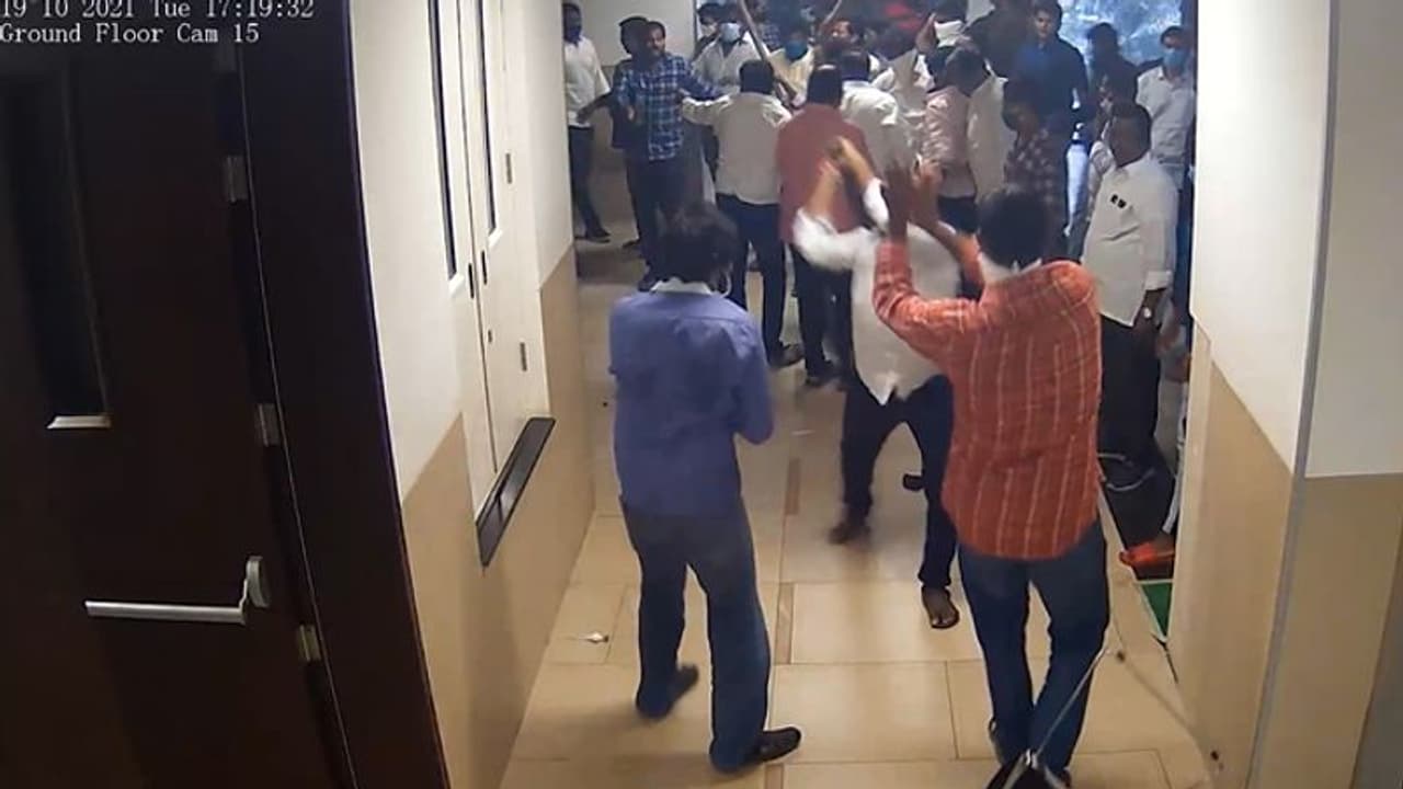 కాకరేపుతున్న పట్టాభి కామెంట్స్: టీడీపీ ఆఫీసులు, నేతల ఇళ్లే టార్గెట్.. ఏపీ వ్యాప్తంగా వైసీపీ శ్రేణుల దాడులు కాకరేపుతున్న పట్టాభి కామెంట్స్: టీడీపీ ఆఫీసులు, నేతల ఇళ్లే టార్గెట్.. ఏపీ వ్యాప్తంగా వైసీపీ శ్రేణుల దాడులు