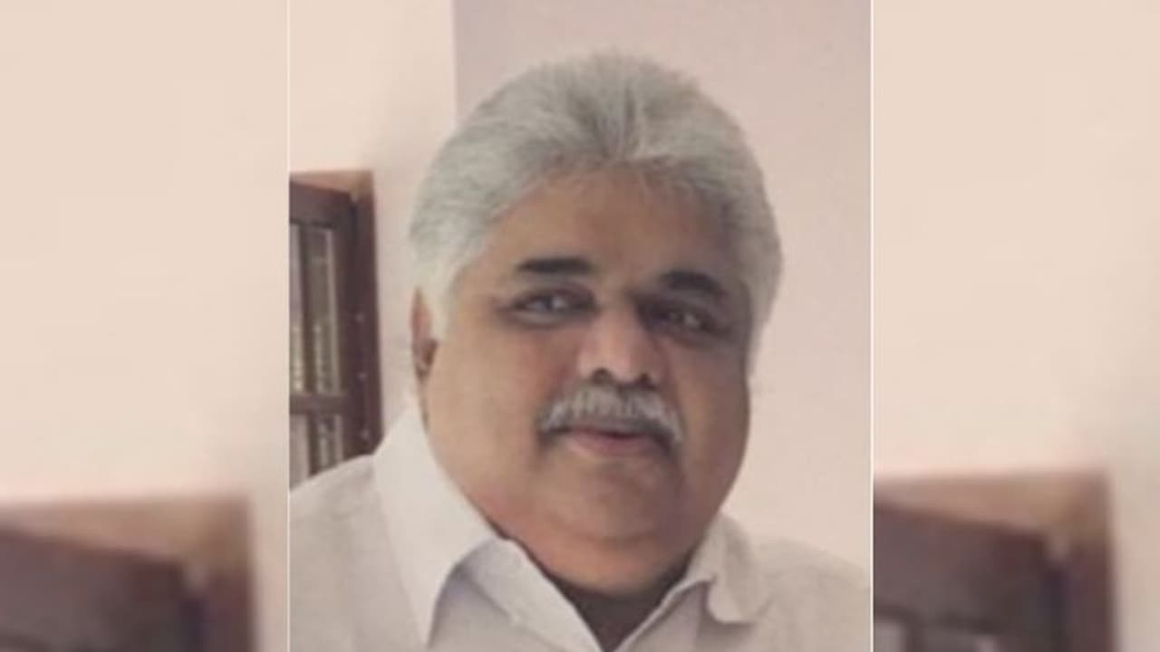 ഷാറൂഖ് ഖാനെ 'മുണ്ടുടുക്കാൻ പഠിപ്പിച്ച' മാന്നാറുകാരൻ, 'കോൻ ബനേഗാ ക്രോർപതി' താരം സഞ്ജയ് വിടവാങ്ങി ഷാറൂഖ് ഖാനെ 'മുണ്ടുടുക്കാൻ പഠിപ്പിച്ച' മാന്നാറുകാരൻ, 'കോൻ ബനേഗാ ക്രോർപതി' താരം സഞ്ജയ് വിടവാങ്ങി