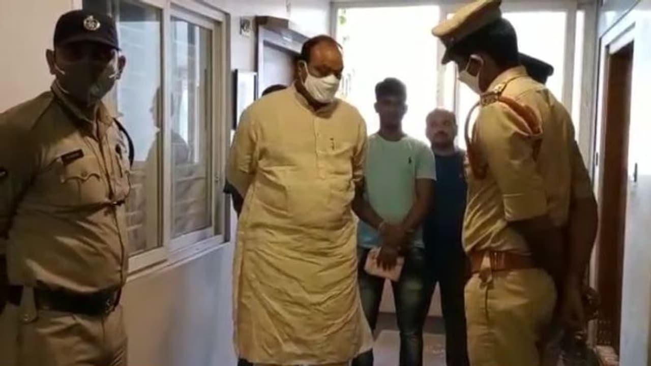 ఏపీ బంద్: అచ్చెన్నాయుడి గృహనిర్బంధం, టీడీపీ శ్రేణుల అరెస్ట్ ఏపీ బంద్: అచ్చెన్నాయుడి గృహనిర్బంధం, టీడీపీ శ్రేణుల అరెస్ట్