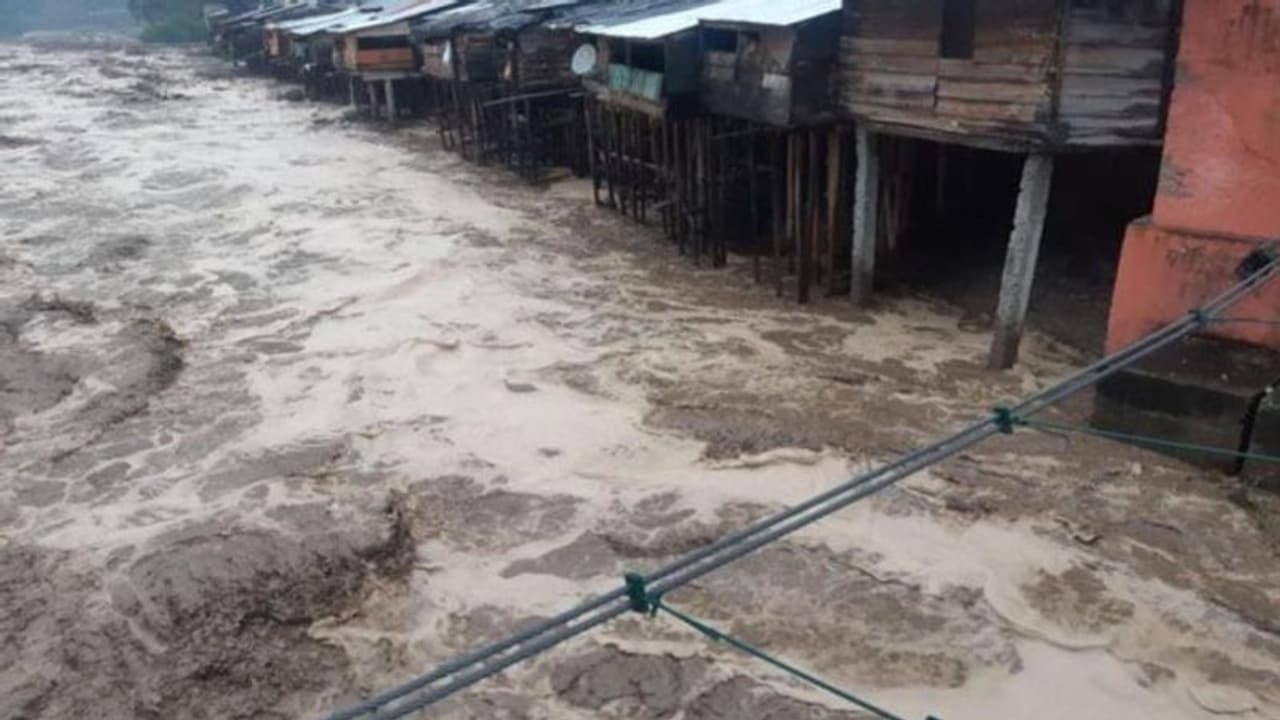 ఆంధ్రప్రదేశ్ లో భారీ వర్షాలు.. వరద నీటితో అతలాకుతలం అవుతున్న జిల్లాలు.. చిత్రావతి నదిలో చిక్కుకున్న కారు.. ఆంధ్రప్రదేశ్ లో భారీ వర్షాలు.. వరద నీటితో అతలాకుతలం అవుతున్న జిల్లాలు.. చిత్రావతి నదిలో చిక్కుకున్న కారు..