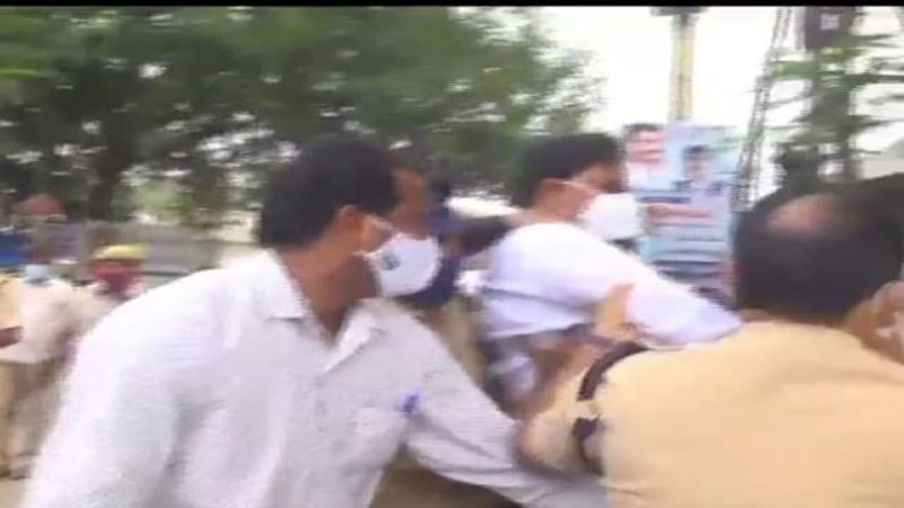 AP Bandh:మాజీ మంత్రి దేవినేని ఉమను ఈడ్చుకెళ్లిన పోలీసులు, గొల్లపూడిలో ఉద్రిక్తత (వీడియో) AP Bandh:మాజీ మంత్రి దేవినేని ఉమను ఈడ్చుకెళ్లిన పోలీసులు, గొల్లపూడిలో ఉద్రిక్తత (వీడియో)