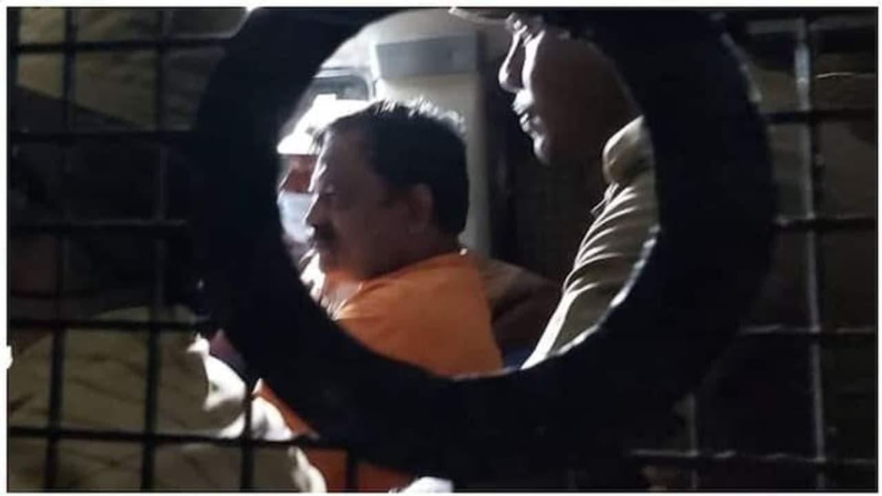 கல்யாண ராமனை கைது செய்தபோது, வாரண்ட் கேட்டு போலீசை தெறிக்கவிட்ட பாஜக பெண் .. காவல் ஆணையரகத்தில் கதறல். கல்யாண ராமனை கைது செய்தபோது, வாரண்ட் கேட்டு போலீசை தெறிக்கவிட்ட பாஜக பெண் .. காவல் ஆணையரகத்தில் கதறல்.