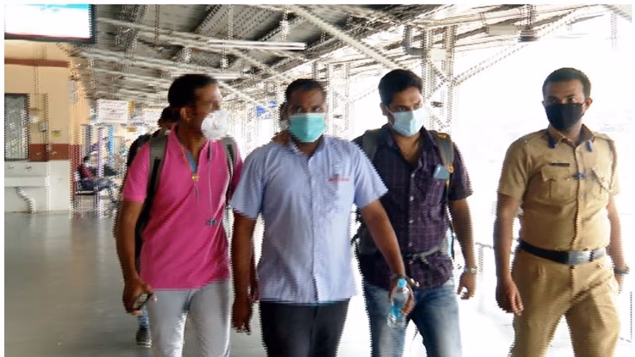 സ്ത്രീകളുടെ ഫോട്ടോ മോർഫ് ചെയ്ത് പ്രചരിപ്പിച്ച് ഭീഷണി, പ്രതി പിടിയിൽ; 50 തിലേറെ പേരെ പീഡിപ്പിച്ചതായും സൂചന സ്ത്രീകളുടെ ഫോട്ടോ മോർഫ് ചെയ്ത് പ്രചരിപ്പിച്ച് ഭീഷണി, പ്രതി പിടിയിൽ; 50 തിലേറെ പേരെ പീഡിപ്പിച്ചതായും സൂചന