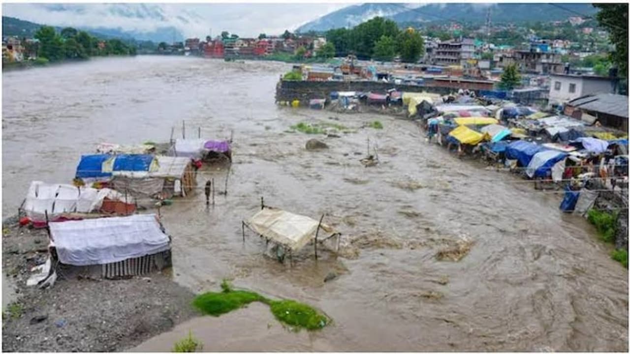ಭೀಕರ ಮಳೆ: ಉತ್ತರಾಖಂಡದಲ್ಲಿ 96 ಕನ್ನಡಿಗರು ಅತಂತ್ರ ಭೀಕರ ಮಳೆ: ಉತ್ತರಾಖಂಡದಲ್ಲಿ 96 ಕನ್ನಡಿಗರು ಅತಂತ್ರ