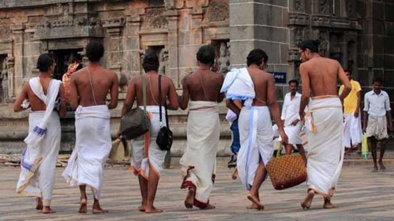 அர்ச்சகர்கள் நியமனத்திற்கு எதிராக வழக்கு.. ஐகோர்ட் பிறப்பித்த அதிரடி உத்தரவு..! அர்ச்சகர்கள் நியமனத்திற்கு எதிராக வழக்கு.. ஐகோர்ட் பிறப்பித்த அதிரடி உத்தரவு..!