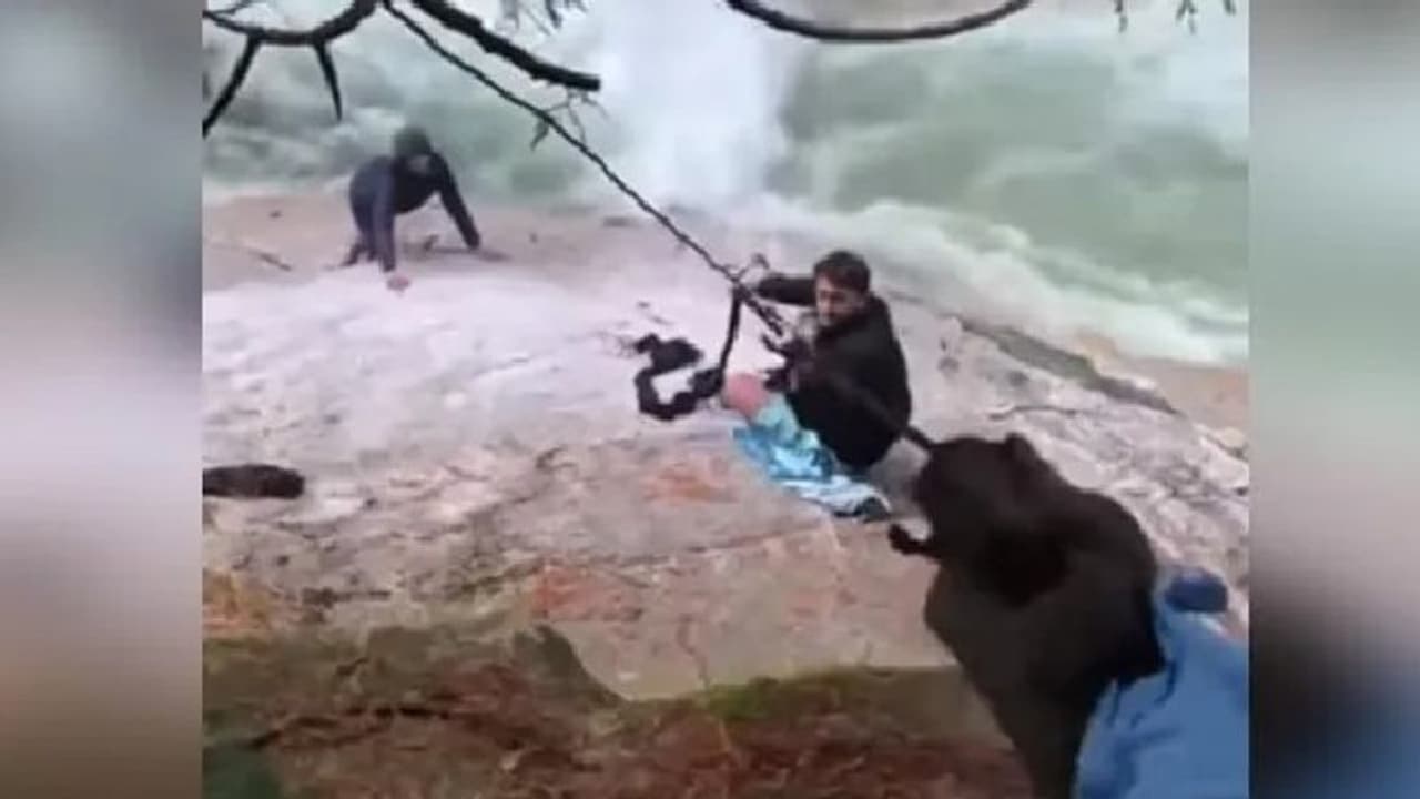 വെള്ളച്ചാട്ടത്തില്‍ വീണവരെ രക്ഷിക്കാന്‍ യാത്രാസംഘം ചെയ്തത്; വൈറലായ വീഡിയോ