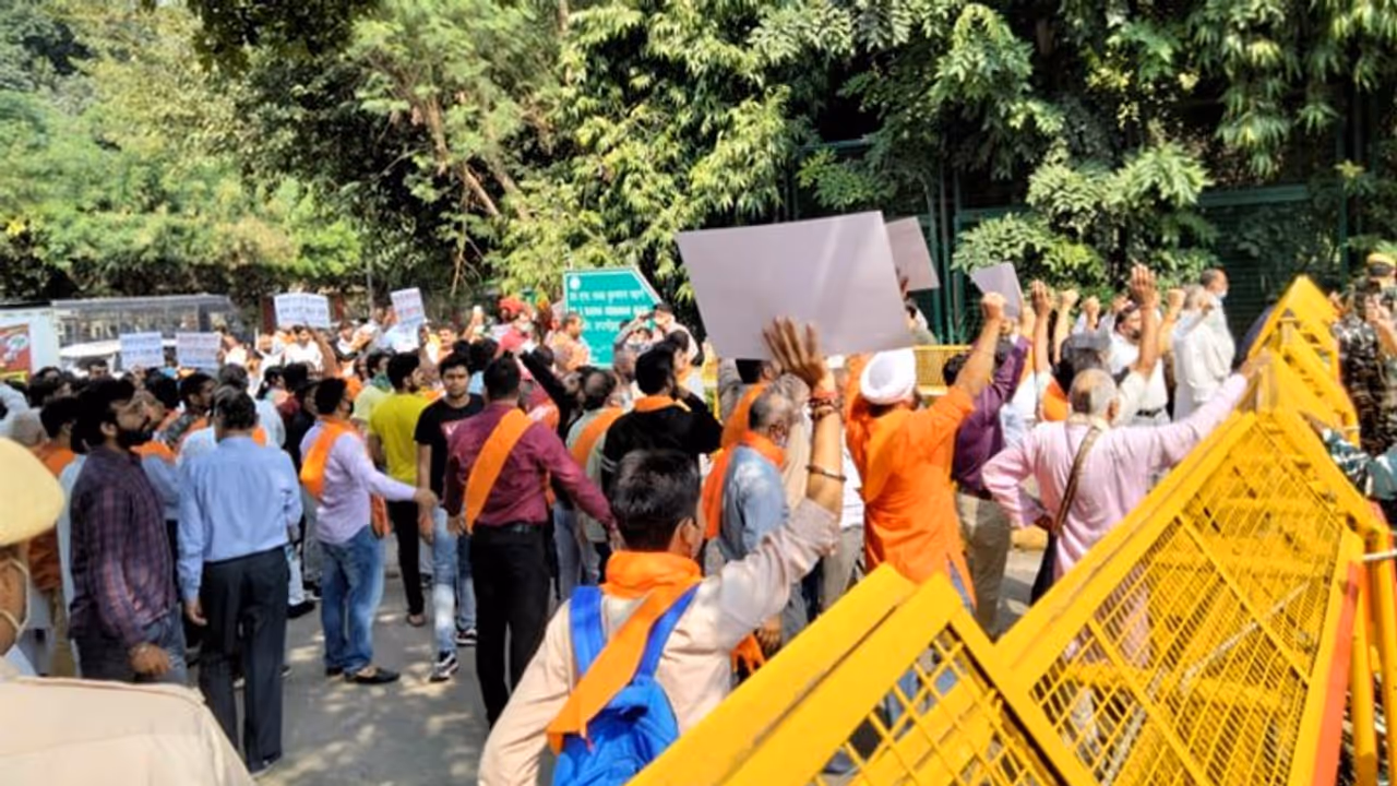 VHP ने बांग्लादेश को बताया एहसान फरामोश: हिंदुओं पर हमले के बाद कहा 'आज CAA का महत्व सबको समझ आ रहा होगा' VHP ने बांग्लादेश को बताया एहसान फरामोश: हिंदुओं पर हमले के बाद कहा 'आज CAA का महत्व सबको समझ आ रहा होगा'