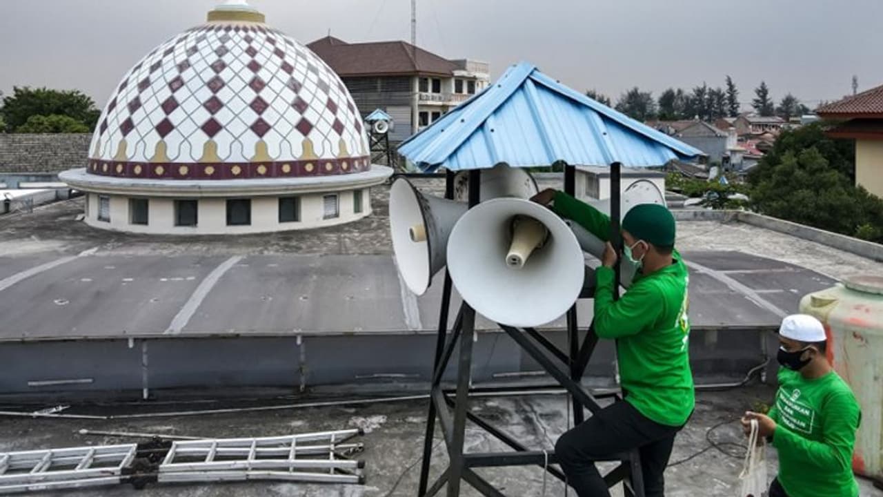 Mosque loudspeaker; ಯಾವ ಕಾನೂನಿನಡಿ ಮಸೀದಿಯಲ್ಲಿ ಧ್ವನಿವರ್ಧಕಕ್ಕೆ ಅವಕಾಶ? ಸರ್ಕಾರಕ್ಕೆ ಹೈಕೋರ್ಟ್ ನೋಟಿಸ್! Mosque loudspeaker; ಯಾವ ಕಾನೂನಿನಡಿ ಮಸೀದಿಯಲ್ಲಿ ಧ್ವನಿವರ್ಧಕಕ್ಕೆ ಅವಕಾಶ? ಸರ್ಕಾರಕ್ಕೆ ಹೈಕೋರ್ಟ್ ನೋಟಿಸ್!