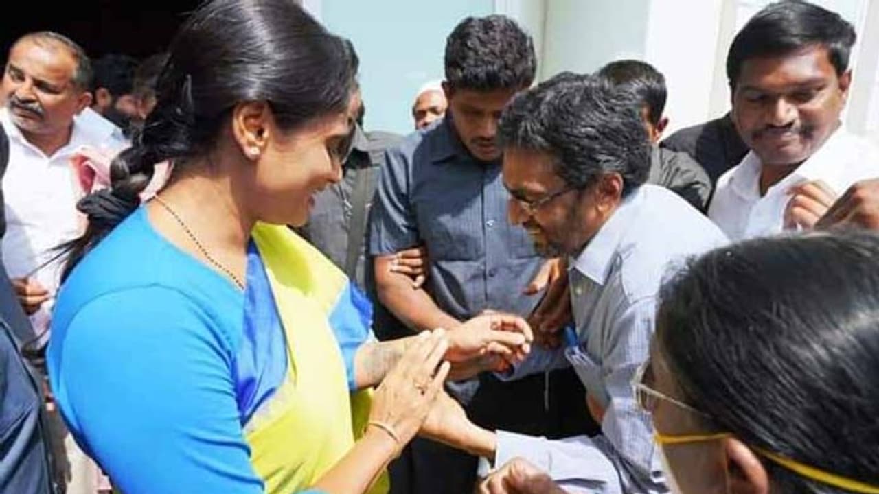 అలా అయితే ముక్కు నేలకు రాసి ఇంటికి వెళ్తా: షర్మిల పాదయాత్ర షురూ