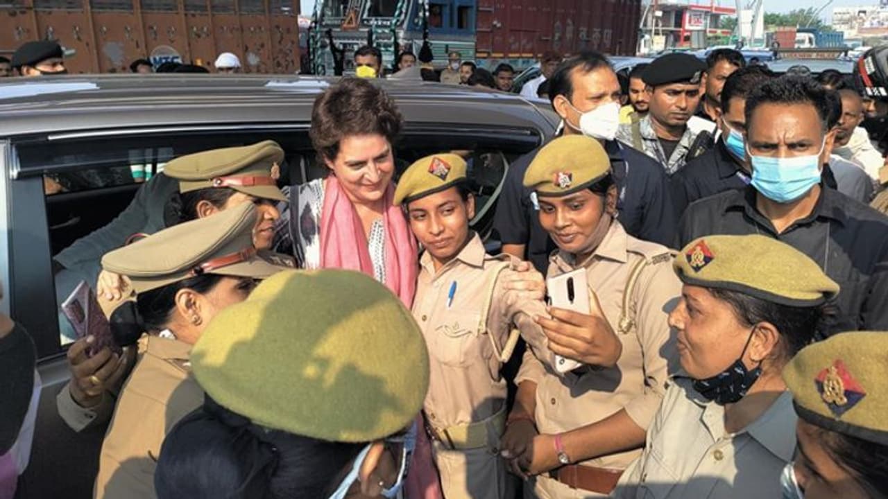 आगराः भारी पड़ गई प्रियंका गांधी के साथ सेल्फी, 5 पुलिसकर्मी सस्पेंड आगराः भारी पड़ गई प्रियंका गांधी के साथ सेल्फी, 5 पुलिसकर्मी सस्पेंड