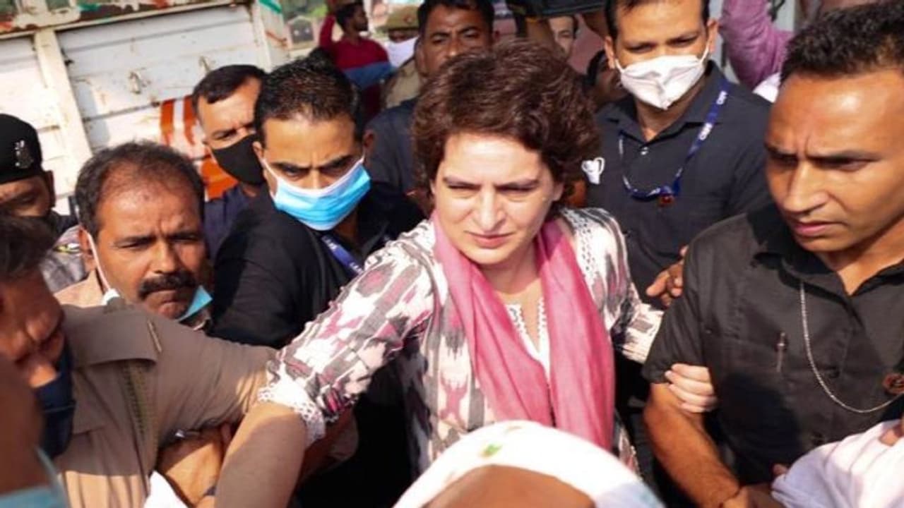 ప్రియాంక గాంధీని అదుపులోకి తీసుకున్న పోలీసులు.. కారును అడ్డుకోవడంతో ఉద్రిక్తత..సెల్పీలు దిగిన మహిళా పోలీసుల