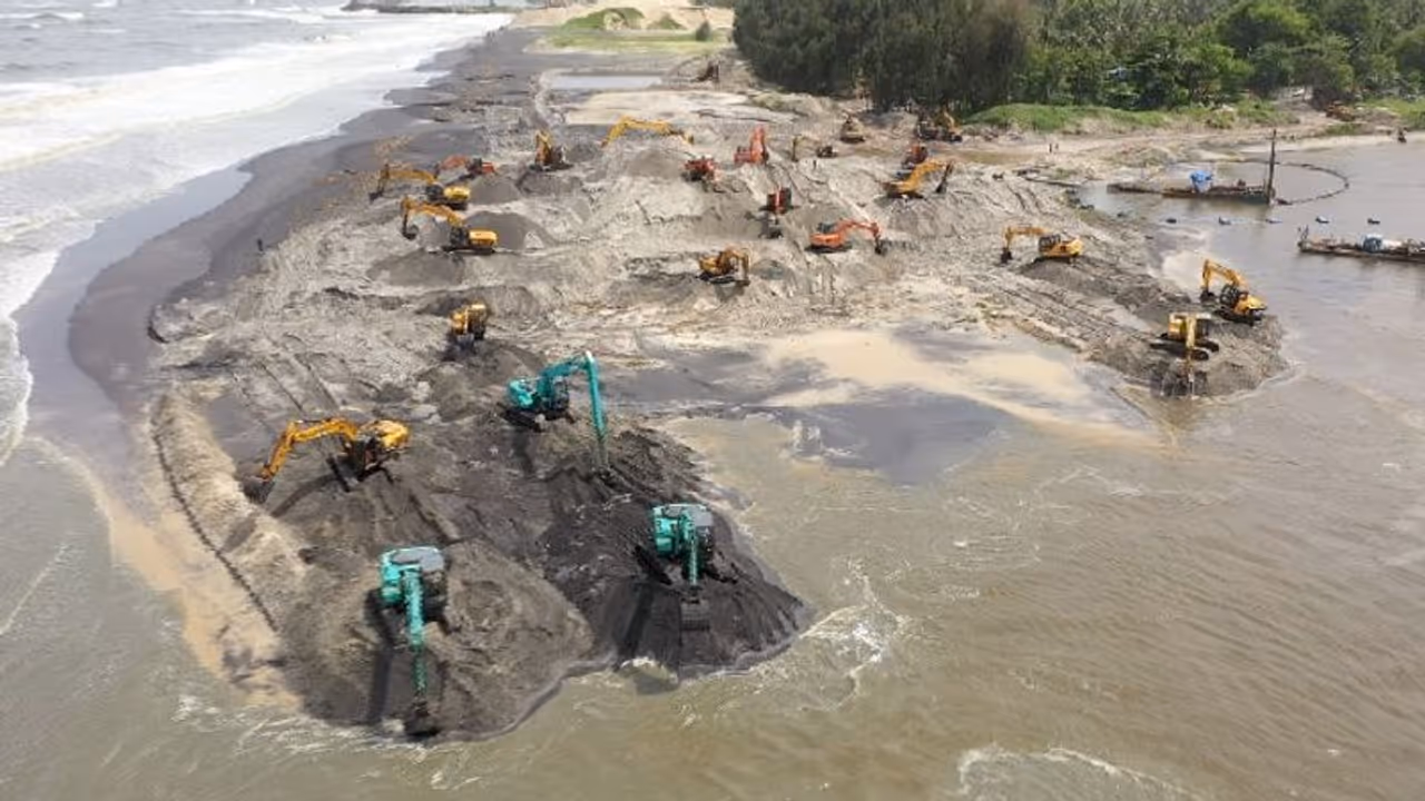 തോട്ടപ്പള്ളി കരിമണൽ നീക്കം; അനുമതി നൽകിയിട്ടില്ലെന്ന് കേന്ദ്രം, ഖനനമല്ല, മണ്ണ് നീക്കം മാത്രമെന്ന് കേരളം തോട്ടപ്പള്ളി കരിമണൽ നീക്കം; അനുമതി നൽകിയിട്ടില്ലെന്ന് കേന്ദ്രം, ഖനനമല്ല, മണ്ണ് നീക്കം മാത്രമെന്ന് കേരളം