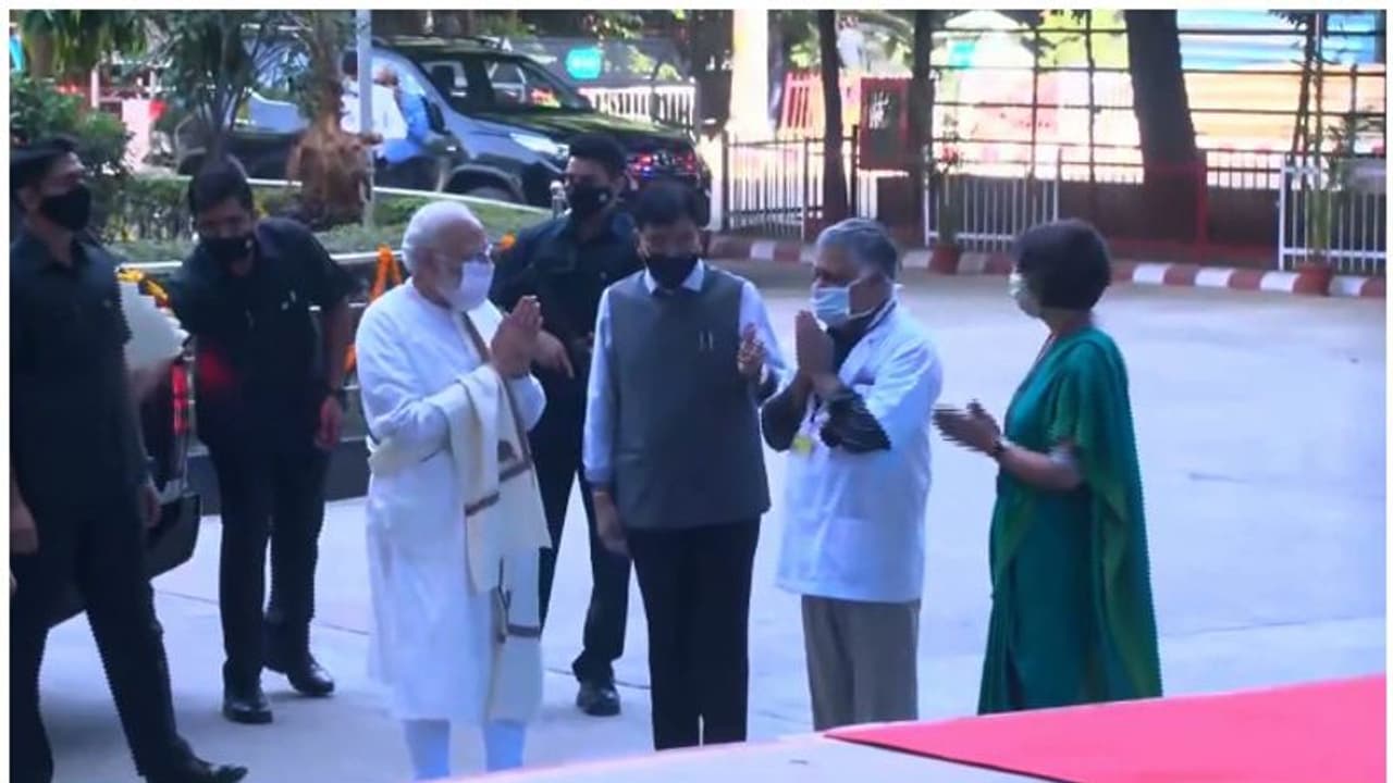 വാക്സിനേഷനില് പുതുചരിത്രം; രാജ്യം 100 കോടി ഡോസ് വാക്സീന്റെ നിറവില്, മോദി ആര്എംഎല് ആശുപത്രിയിലെത്തി വാക്സിനേഷനില് പുതുചരിത്രം; രാജ്യം 100 കോടി ഡോസ് വാക്സീന്റെ നിറവില്, മോദി ആര്എംഎല് ആശുപത്രിയിലെത്തി