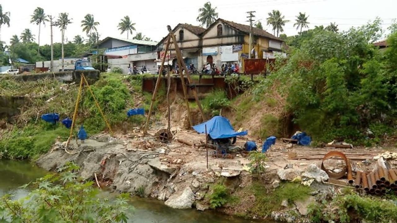കൊല്ലംതോട് പാലം നിര്‍മ്മാണം വൈകുന്നു, പ്രതിഷേധവുമായി വ്യാപാരികള്‍