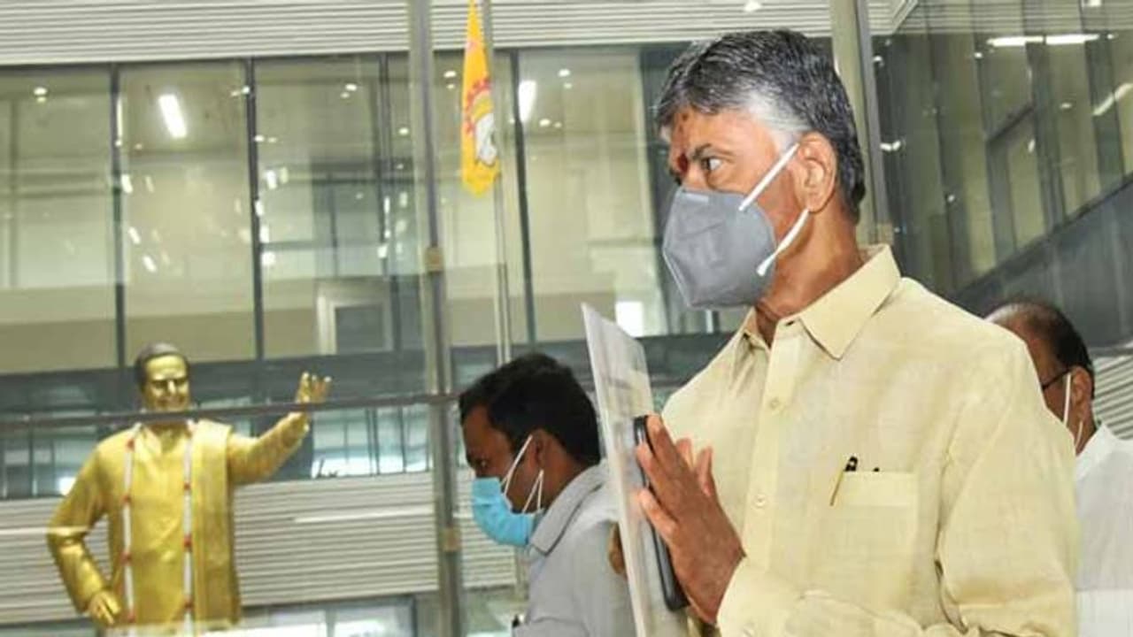 చేతకాకపోతే ఇంటికి వెళ్లిపొండి,డీజీపీపై ఫైర్: 36 గంటల దీక్షను ప్రారంభించిన బాబు చేతకాకపోతే ఇంటికి వెళ్లిపొండి,డీజీపీపై ఫైర్: 36 గంటల దీక్షను ప్రారంభించిన బాబు