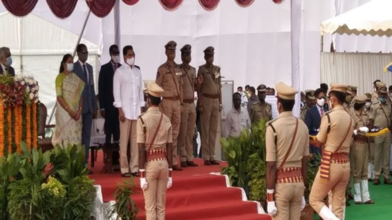 త్వరలోనే భారీ ఉద్యోగ నోటిఫికేషన్... నిరుద్యోగులకు తీపికబురు చెప్పిన సీఎం జగన్