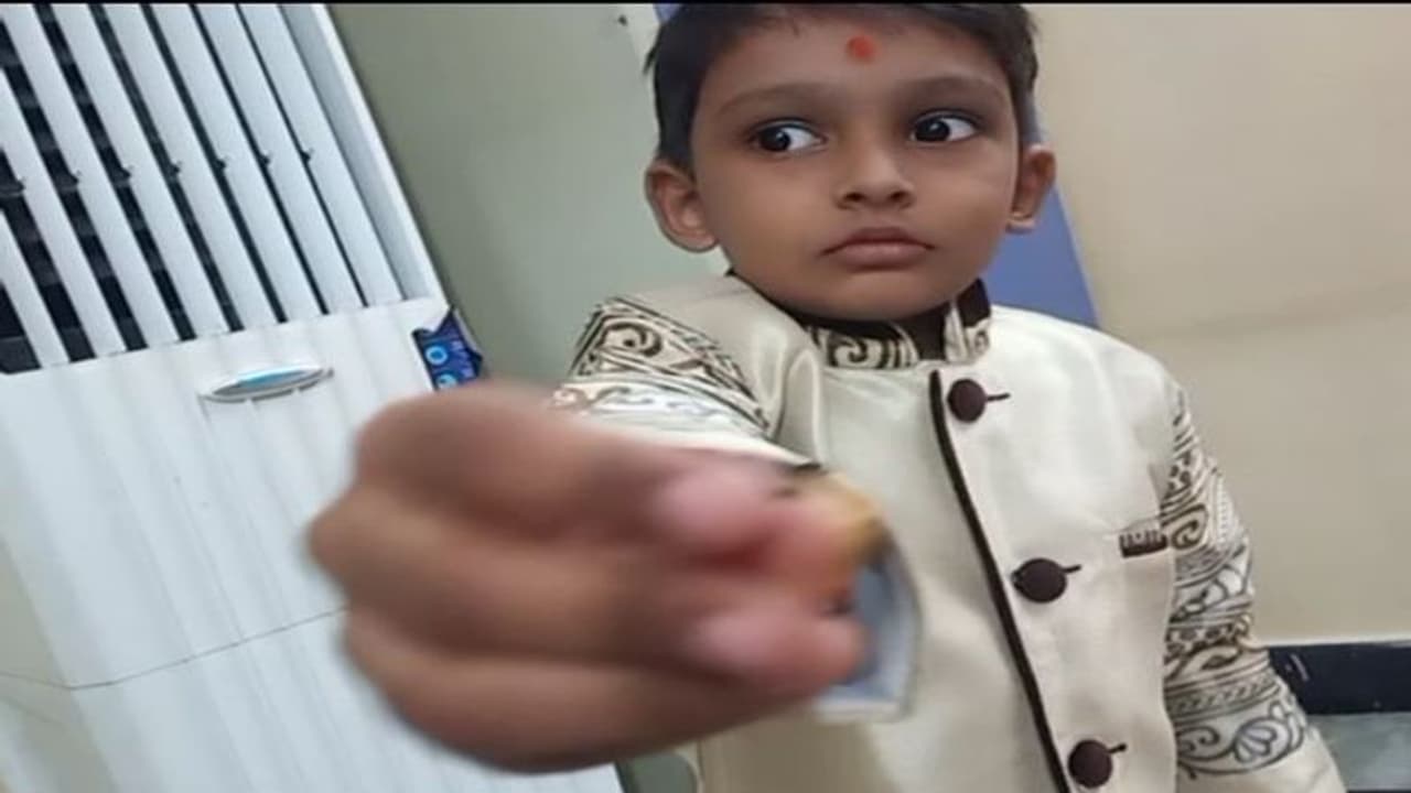 చిన్నారి బాలుడి పెద్దమనసు... యాదాద్రి ఆలయానికి బంగారు ఉంగరం విరాళం