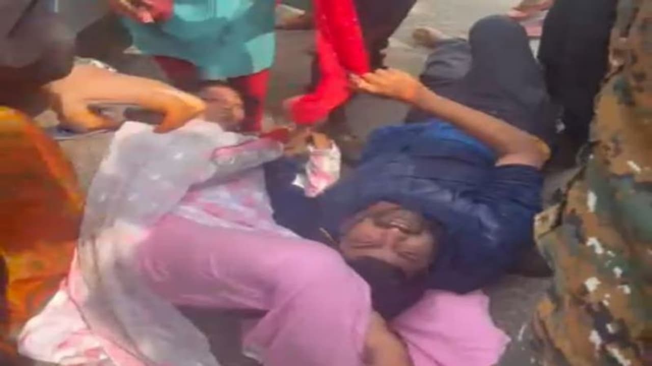 పట్టాభిని హాస్పిటల్ కు తరలిస్తుండగా ఉద్రిక్తత... అడ్డుకున్న టిడిపి శ్రేణులు... ఈడ్చుకెళ్లిన పోలీస్ బలగాలు పట్టాభిని హాస్పిటల్ కు తరలిస్తుండగా ఉద్రిక్తత... అడ్డుకున్న టిడిపి శ్రేణులు... ఈడ్చుకెళ్లిన పోలీస్ బలగాలు