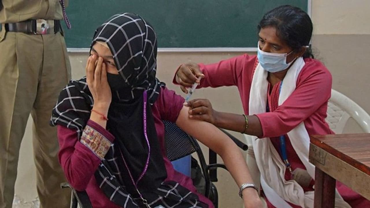 ಲಸಿಕೆ ಹಾಕಿಸಿಕೊಂಡರೆ ವಾಷಿಂಗ್ ಮಶೀನ್ ಫ್ರಿಡ್ಜ್, ಟೀವಿ ಬಹುಮಾನ ಲಸಿಕೆ ಹಾಕಿಸಿಕೊಂಡರೆ ವಾಷಿಂಗ್ ಮಶೀನ್ ಫ್ರಿಡ್ಜ್, ಟೀವಿ ಬಹುಮಾನ