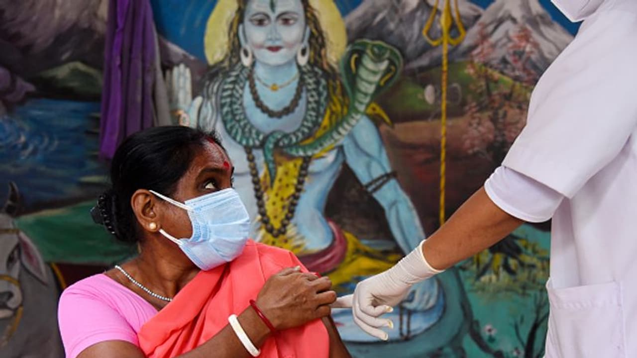 Coronavirus: দেশে কোভিড বিপদ এখনও কাটেনি, অসতর্ক হলে ঝুঁকি বাড়বে বলে সাবধান করলেন বিশেষজ্ঞরা