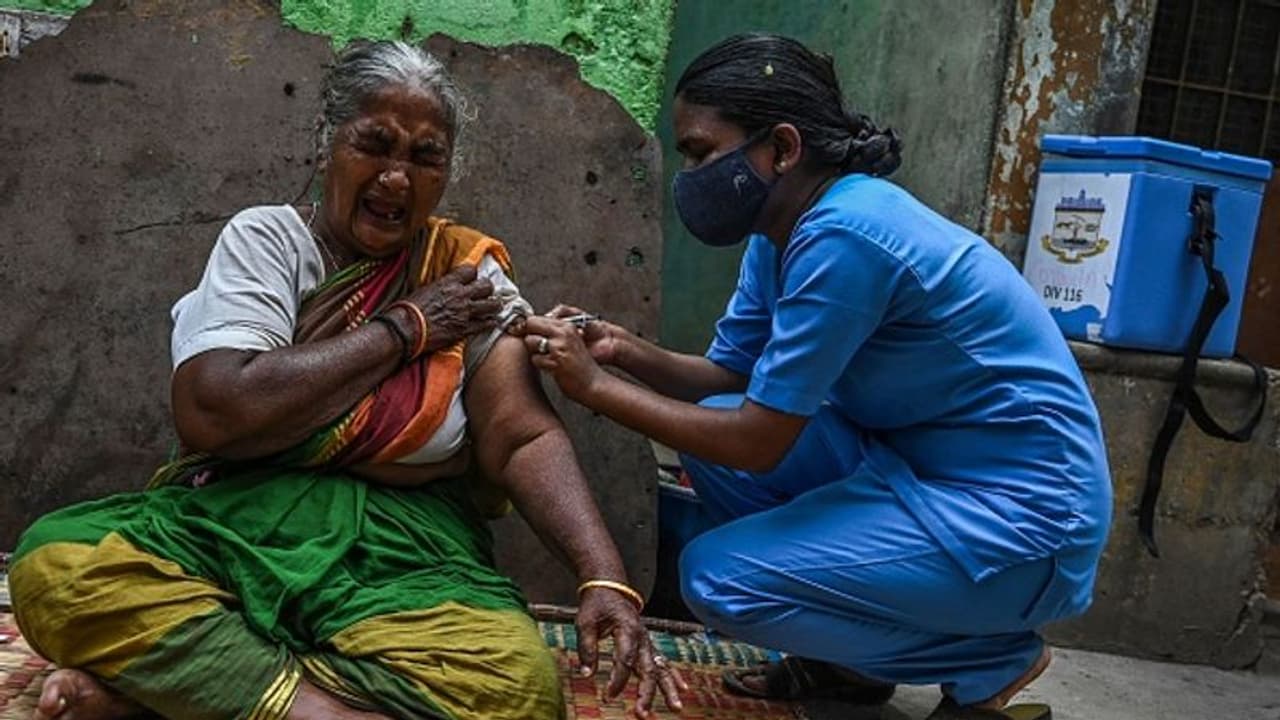 காலம் கடந்தும் இரண்டாவது டோஸ் போடாத ஆறு லட்சம் பேர்… வீடு, வீடாக தேடுதல் வேட்டை நடத்தும் சென்னை மாநகராட்சி..! காலம் கடந்தும் இரண்டாவது டோஸ் போடாத ஆறு லட்சம் பேர்… வீடு, வீடாக தேடுதல் வேட்டை நடத்தும் சென்னை மாநகராட்சி..!