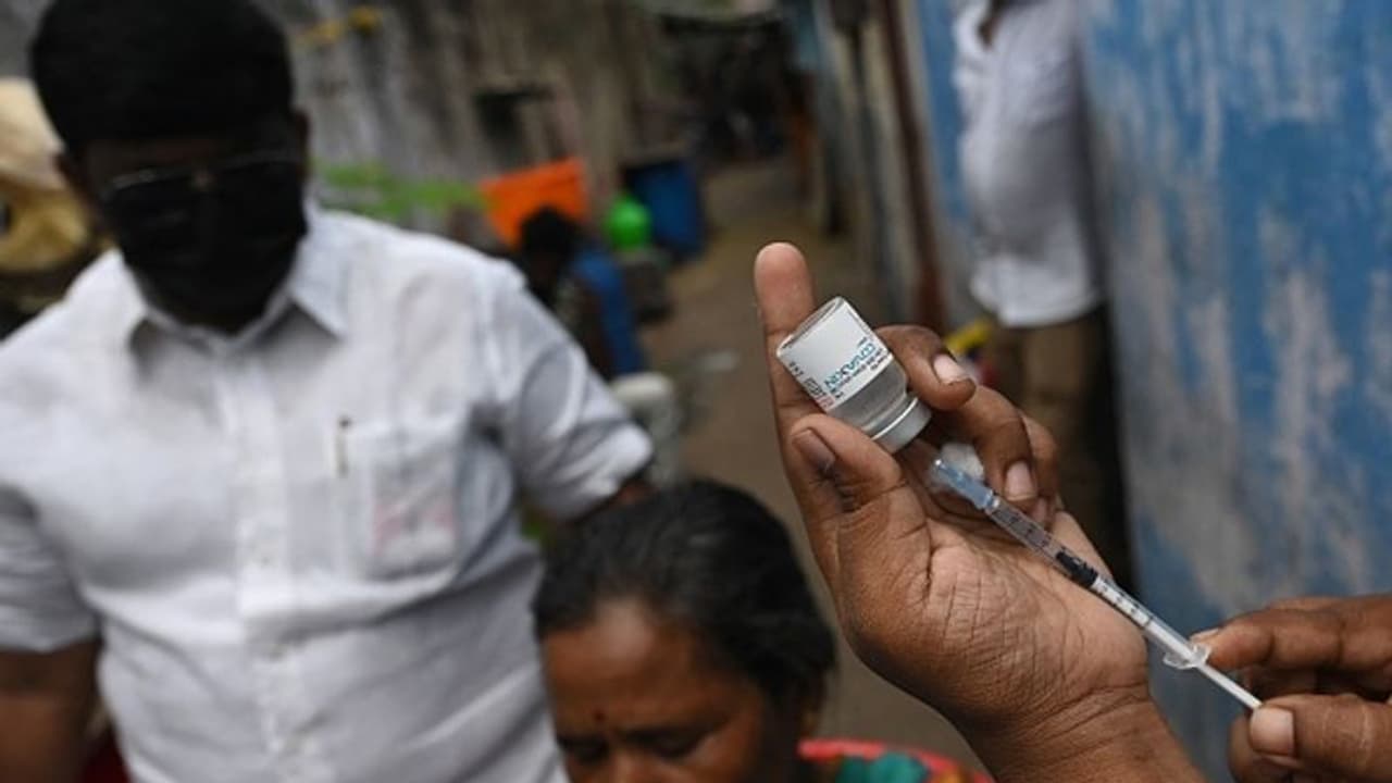 Covid Vaccination: আগামী মাস থেকেই শুরু 'হার ঘর দস্তক', টিকাকরণে আরও জোর স্বাস্থ্যমন্ত্রীর Covid Vaccination: আগামী মাস থেকেই শুরু 'হার ঘর দস্তক', টিকাকরণে আরও জোর স্বাস্থ্যমন্ত্রীর