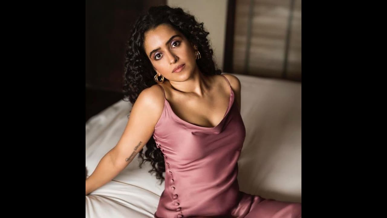 एक्ट्रेस सान्या मल्होत्रा को डराती है दिल्ली, देखें क्यों दिया विवादित बयान एक्ट्रेस सान्या मल्होत्रा को डराती है दिल्ली, देखें क्यों दिया विवादित बयान