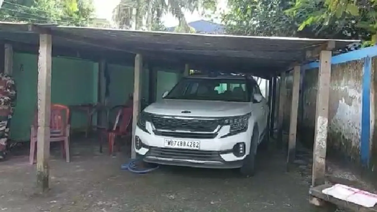 বিশ্ববিদ্যালয় চত্বরে পড়ে রয়েছে নীলবাতি লাগানো বেওয়ারিশ গাড়ি, ছড়াল আতঙ্ক বিশ্ববিদ্যালয় চত্বরে পড়ে রয়েছে নীলবাতি লাগানো বেওয়ারিশ গাড়ি, ছড়াল আতঙ্ক