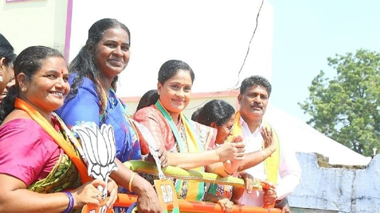 Huzurabad Bypoll: సీఎం కేసీఆర్ ఓ పిరికోడు.. రావణ రాజ్యం పోవాలి.. తీవ్ర స్థాయిలో విరుచుకుపడ్డ రాములమ్మ.. Huzurabad Bypoll: సీఎం కేసీఆర్ ఓ పిరికోడు.. రావణ రాజ్యం పోవాలి.. తీవ్ర స్థాయిలో విరుచుకుపడ్డ రాములమ్మ..