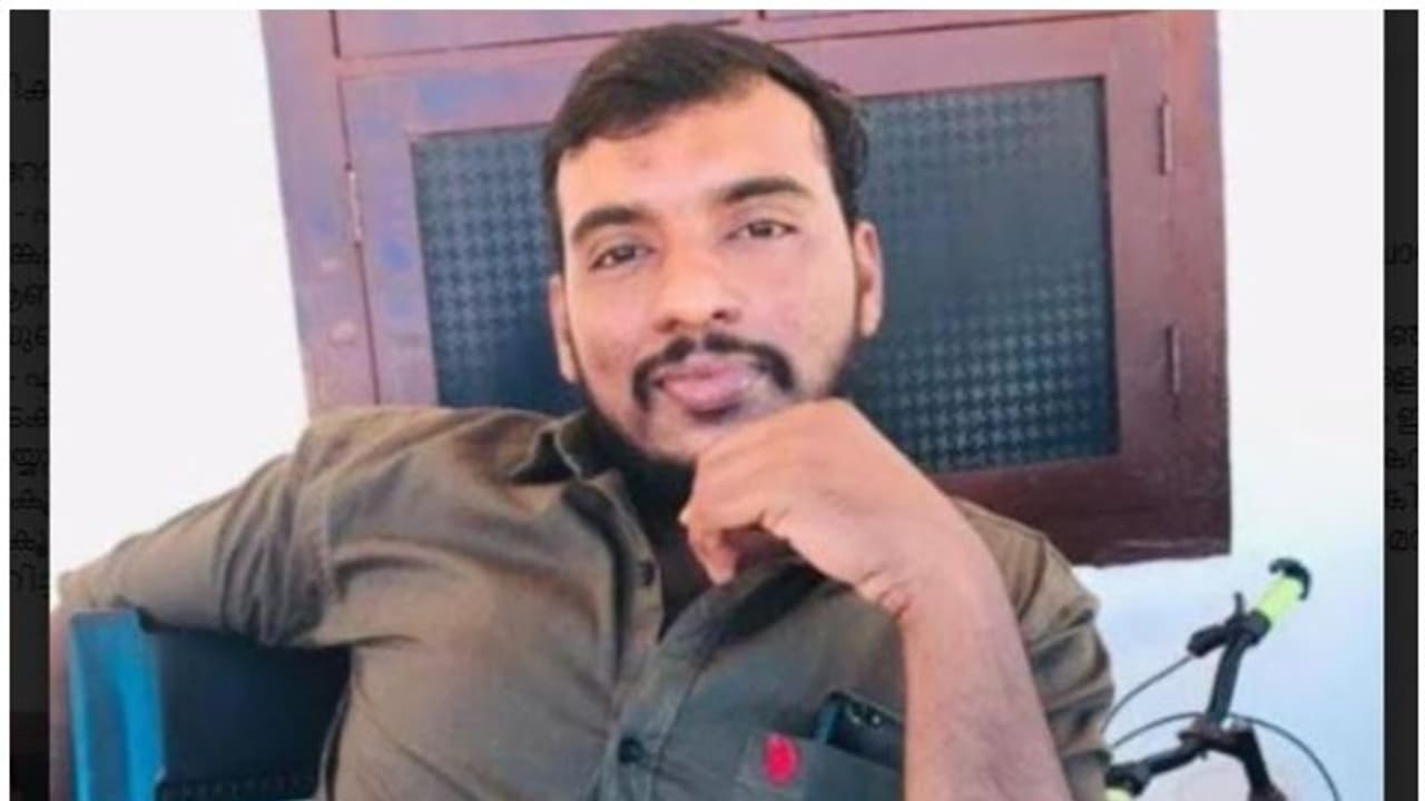 റോഡിലെ ചതിക്കുഴി: സ്കൂട്ടറില് നിന്നും തെറിച്ച് വീണ യുവാവ് മരിച്ചു റോഡിലെ ചതിക്കുഴി: സ്കൂട്ടറില് നിന്നും തെറിച്ച് വീണ യുവാവ് മരിച്ചു