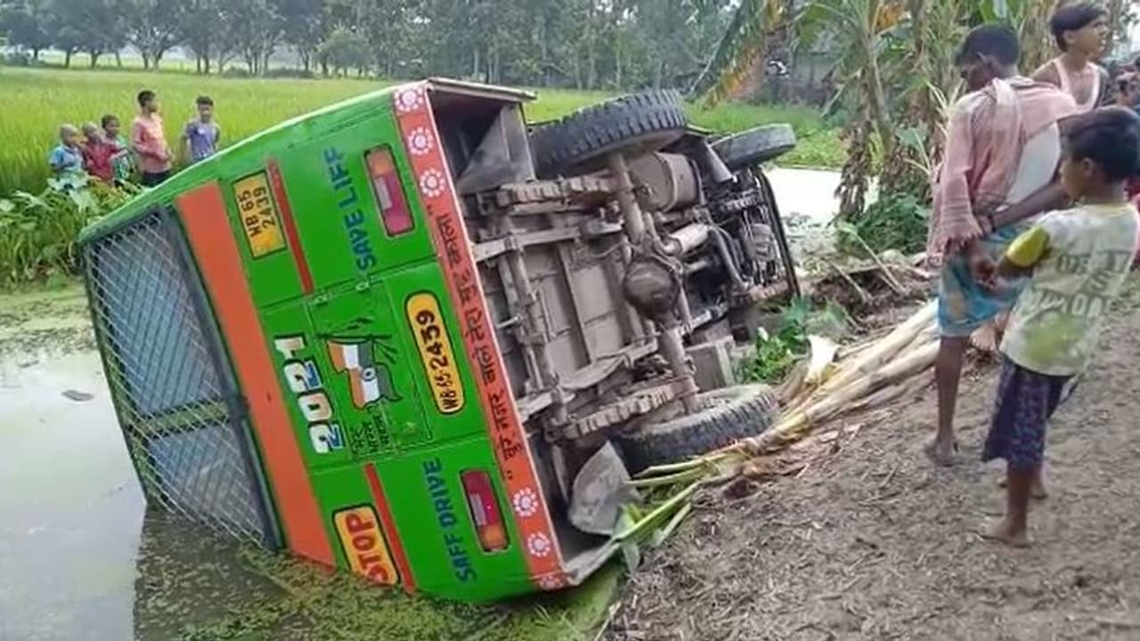 নিয়ন্ত্রণ হারিয়ে নয়ানজুলিতে গাড়ি, প্রাণে বাঁচতে কোনওরকমে কাঁচ ভেঙে বের হন যাত্রীরা নিয়ন্ত্রণ হারিয়ে নয়ানজুলিতে গাড়ি, প্রাণে বাঁচতে কোনওরকমে কাঁচ ভেঙে বের হন যাত্রীরা