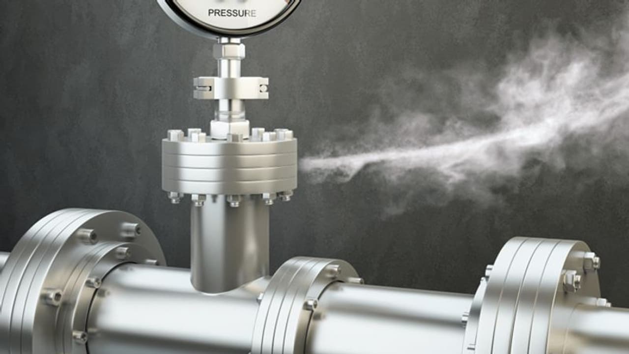 కృష్ణా జిల్లా: నూజివీడులో గ్యాస్ పైప్‌లైన్ లీక్.. భారీగా ఎగసిపడుతున్న మంటలు