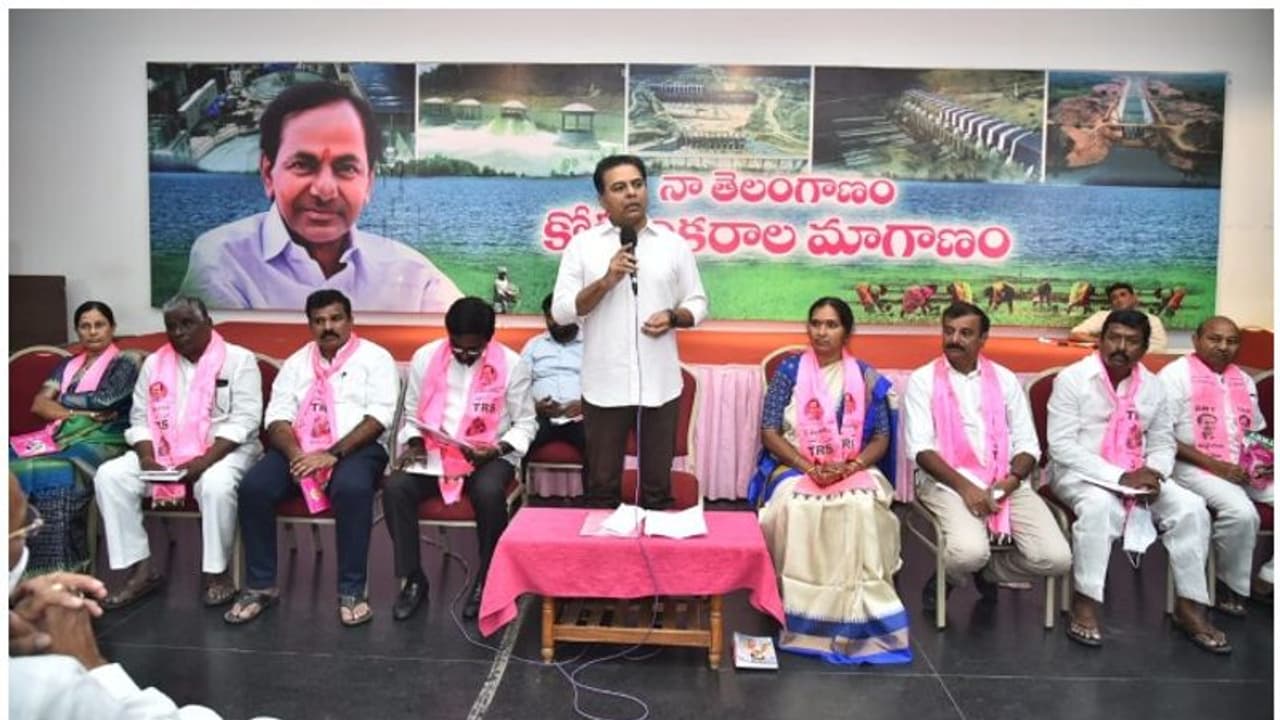 గ్రామాల్లో టీఆర్ఎస్ జెండా ఎగరేసి విజయగర్జన సభకు తరలిరండి: కేటీఆర్