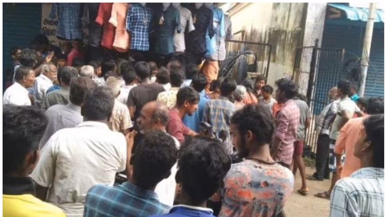 50 പൈസക്ക് ടീ ഷര്‍ട്ട് ഓഫര്‍!, കടയില്‍ തിരക്കോട് തിരക്ക്; ഒടുവില്‍ പൊലീസ് ഇടപെട്ടു