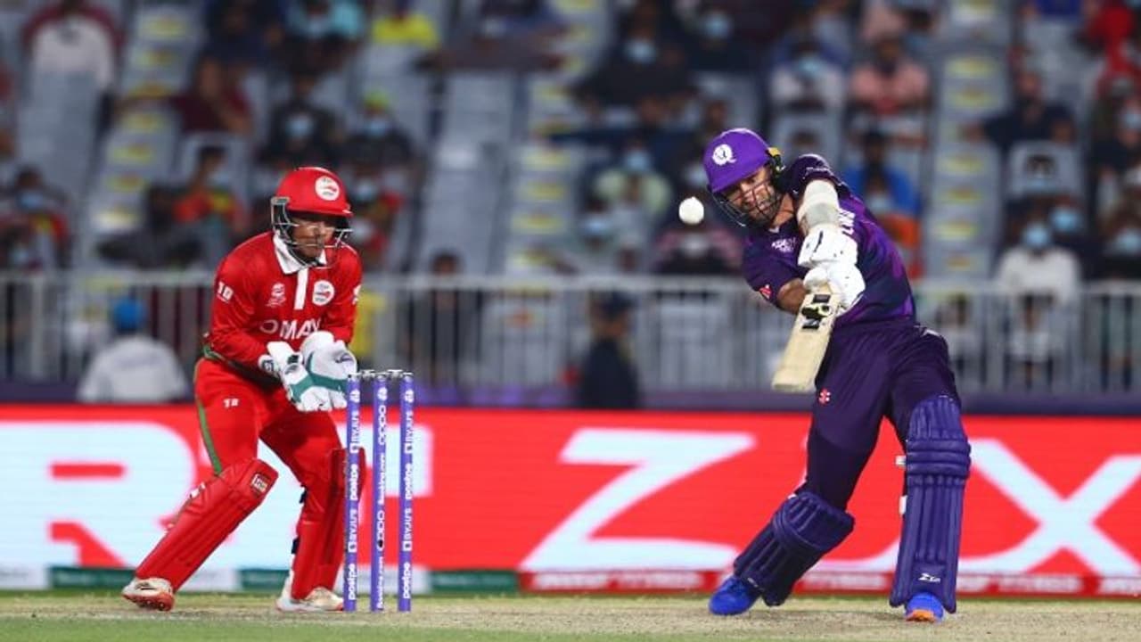 ടി20 ലോകകപ്പ്: ഒമാനെ വീഴ്ത്തി സ്കോട്ലന്ഡും സൂപ്പര് 12ല് ടി20 ലോകകപ്പ്: ഒമാനെ വീഴ്ത്തി സ്കോട്ലന്ഡും സൂപ്പര് 12ല്