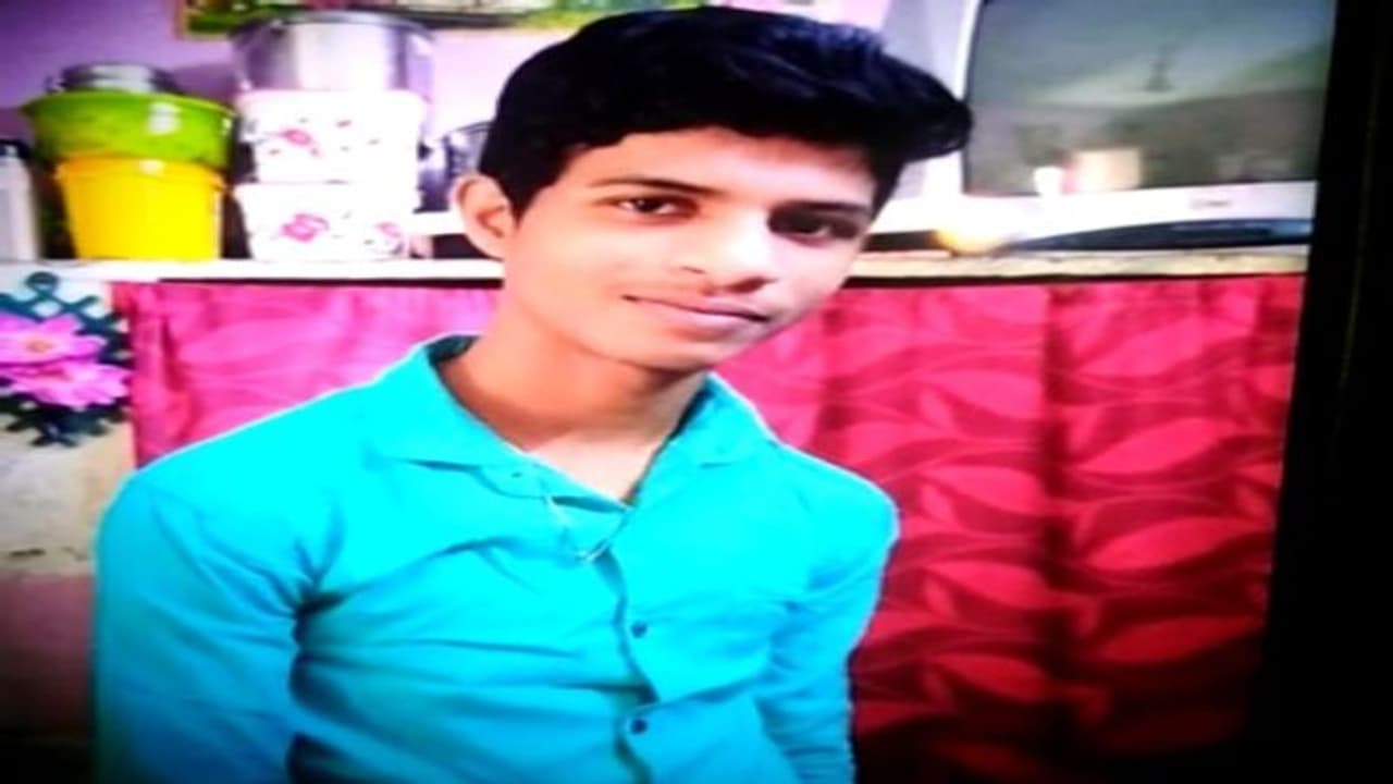 తూ.గో విషాదం: ఇద్దరమ్మాయిల కోసం... సముద్రంలో దిగి కొట్టుకుపోయిన యువకుడు