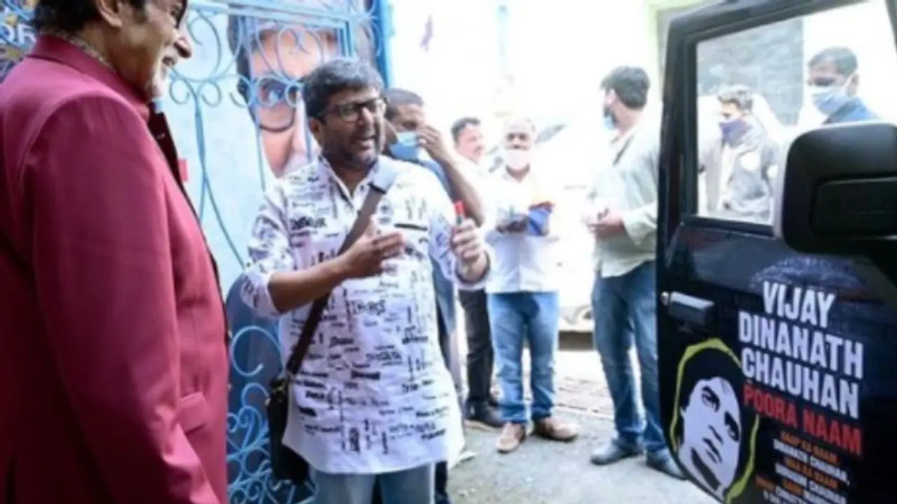 ഇങ്ങനെയുമുണ്ടോ ആരാധന?, ബച്ചന്റെ ചിത്രങ്ങളുടെ പേരെഴുതിയും സംഭാഷങ്ങള് കേള്പ്പിച്ചും ഒരു വാഹനം ഇങ്ങനെയുമുണ്ടോ ആരാധന?, ബച്ചന്റെ ചിത്രങ്ങളുടെ പേരെഴുതിയും സംഭാഷങ്ങള് കേള്പ്പിച്ചും ഒരു വാഹനം